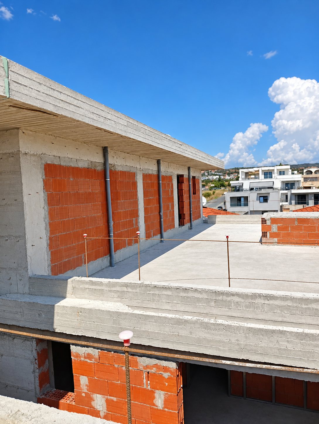 Κατακόρυφοι σωλήνες σε όροφο οικοδομής.